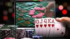 မြန်မာ ကစားသမား Poker ကတ်ဂိမ်း Online ကစားနေသောပုံ
