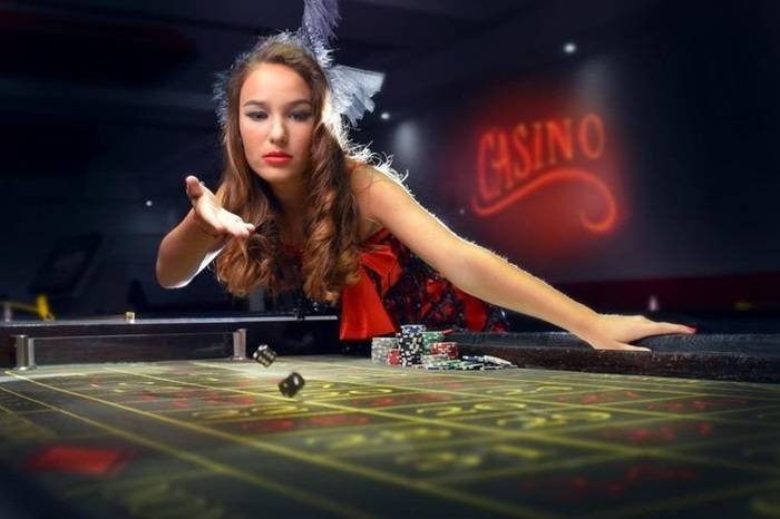 အွန်လိုင်း ကတ်ဂိမ်း Baccarat စားပွဲ၌ ကစားနေသောပုံ