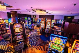 Live Casino ဒိုင်မှ ကာဒ်ဖွင့်နေသောပုံ